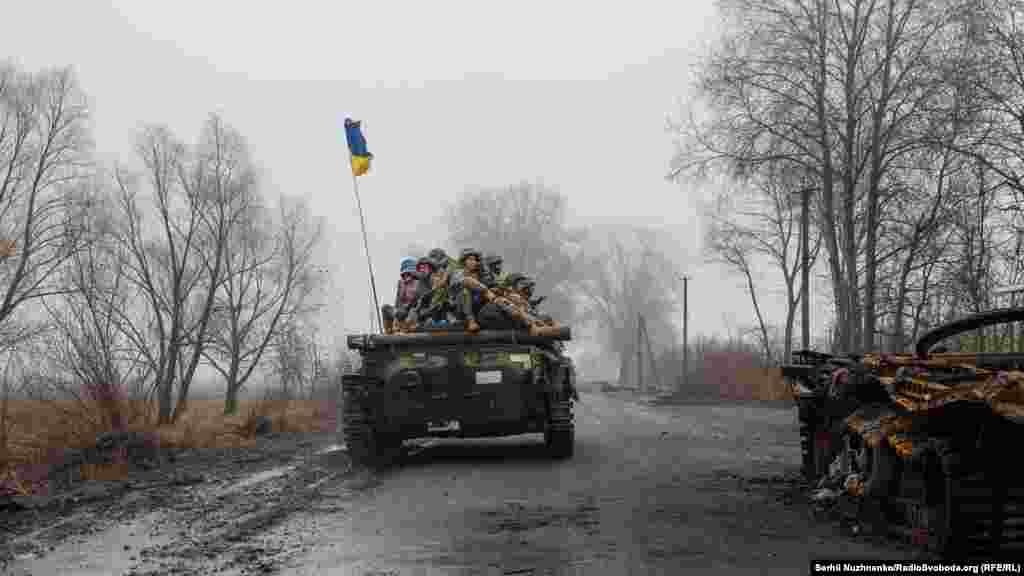 Обабіч дороги знищена напередодні російська техніка, яку знешкоджували із авіації, ударних дронів та іншого озброєння. Фото від 2 квітня 2022 року