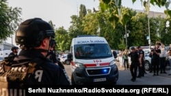 Слідство встановило, що під час перебування в слідчому ізоляторі та перевезення до суду посадовці київського СІЗО та військові Нацгвардії не обшукали підозрюваного та не перевіряли його речі