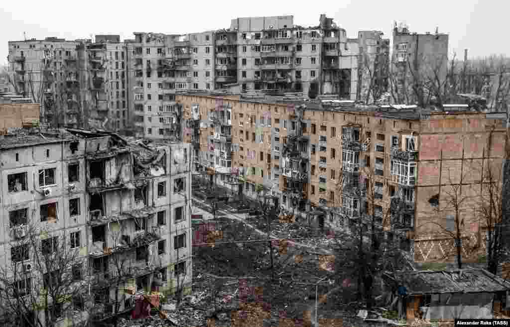Разрушени жилищни блокове в Авдиивка на снимка от 22 февруари. След масираната и скъпоструваща руска офанзива на 17 февруари украинските военни обявиха изтеглянето си от града, "за да избегнат възможността да бъдат обкръжени и да запазят живота и здравето на военнослужещите".