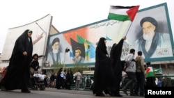 Iranka u Teheranu nosi palestinsku zastavu tokom skupa podrške Palestincima 13. oktobra 2023. 