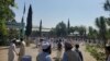 په قبایلي ضلعه کورمه کې زده کونکي د ښوونځي په دالان کې ولاړ دي ـ پخوانی انځور.