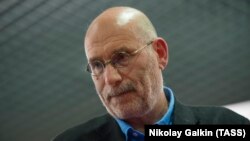 Борис Акунін повідомив, що приводом для блокування стала наявність у продажу останнього роману російського письменника Володимира Сорокіна