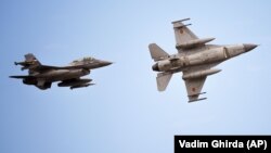 Винищувачі F-16 ВПС Румунії у повітрі біля Бази-86, неподалік від міста Фетешть. Румунія навчає українських пілотів керувати літаками F-16
