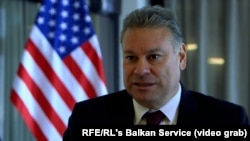 Американскиот специјален пратеник Габриел Ескобар.
