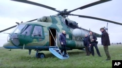 Na ovoj fotografiji preuzetoj iz videa koji je objavio ruski medij TV Pool 18. aprila 2023., ruski predsjednik Vladimir Putin stiže na nepoznatu lokaciju.