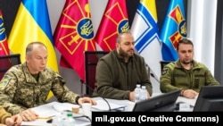 Головнокомандувач ЗСУ Олександр Сирський (праворуч), міністр оборони Рустам Умєров (посередині) і начальник ГУР Кирило Буданов під час віртуального засідання Контактної групи з оборони України у форматі «Рамштайн». Київ, 14 лютого 2024 року