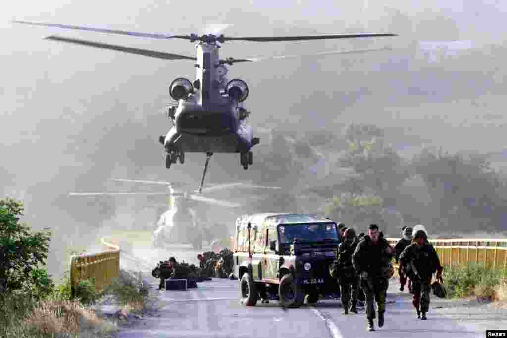 Britanski vojnici spuštaju se iz helikoptera na most u gradu Kačanik na jugu Kosova 12. juna 1999. Stotine NATO vojnika, uključujući Gurke, korišćene su da osiguraju most. Danas se uz cestu koja vodi do mosta, koji je rekonstruisan, nižu kuće.