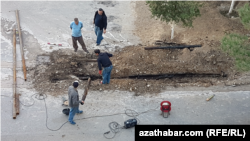 Illýustrasiýa suraty, Pos turbalar çalşyrylýar. Aşgabat. 