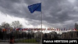 Европан пачхьалкхийн байракхаш йу Европан Кхеташонан штаб-квартира хьалха, Франци
