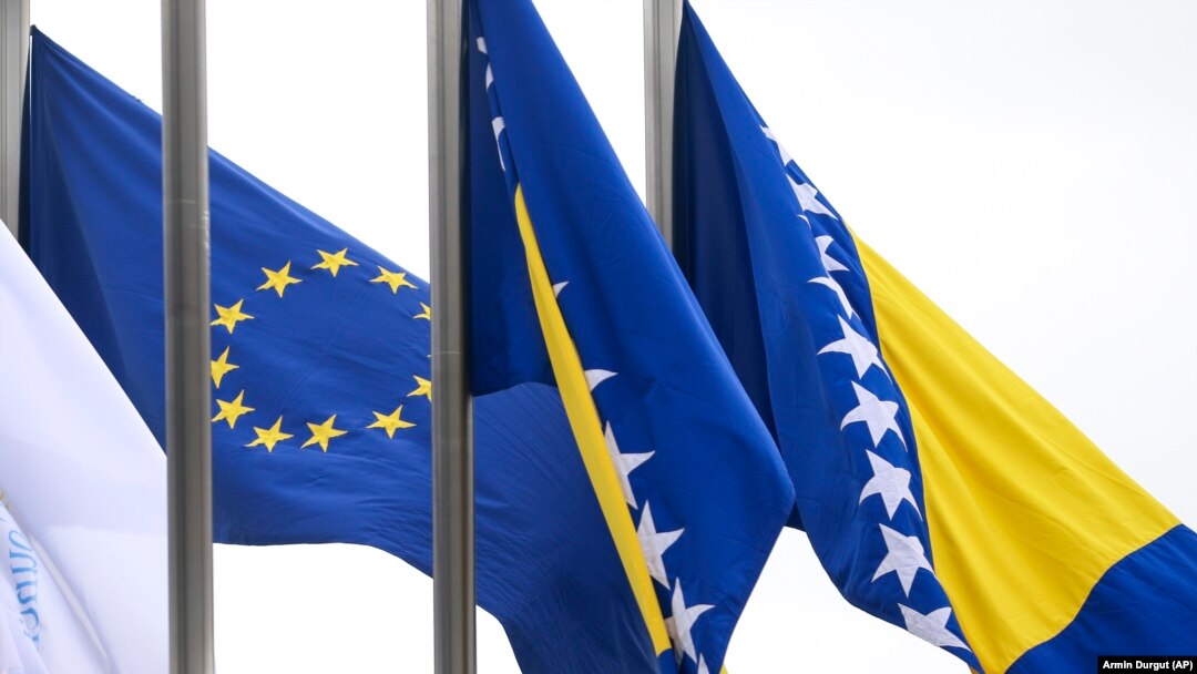 Zastave EU i BiH, 12. mart 2024. Portparol Evropske unije Peter Stano je naveo da Brisel "očekuje od političkih lidera iz zemalja koje teže pristupanju EU da neguju dobrosusedske odnose i regionalnu saradnju, principe i vrednosti za koje se Unija zalaže".