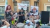 Udruženje "Kopaćemo" targetiralo je dvadesetak ljudi, mahom aktivista koji su organizovali proteste protiv otvaranja rudnika litijuma ili učestvovali na njima (Fotografija: Aktivisti na protestu "Ne damo Jadar" u Loznici, juli 2024.)