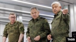 Сергій Шойгу (в центрі) під час інспекції військ на посаді міністра оборони Росії, архівне фото
