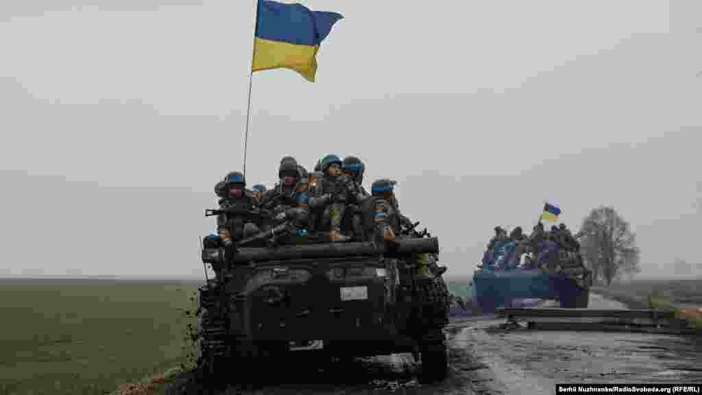 Українські прапори на українській військовій техніці було видно навіть через туман. Фото від 2 квітня 2022 року
