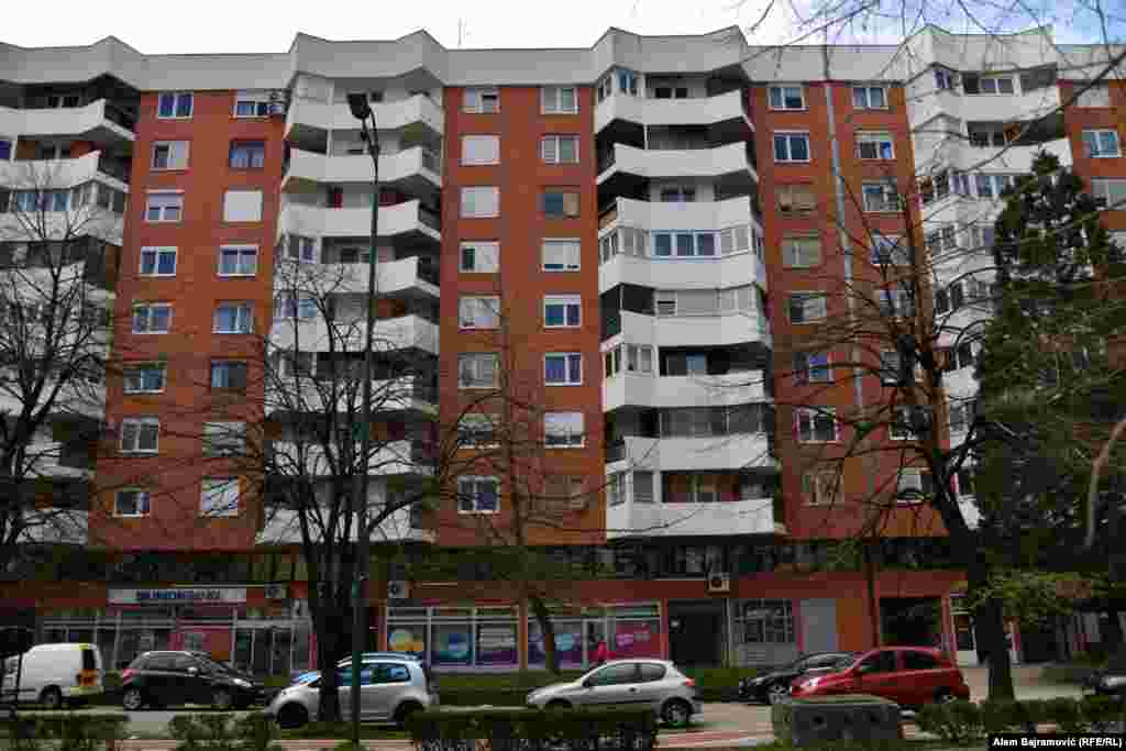 U ovoj zgradi u sarajevskom naselju Grbavica se nalazi atomsko sklonište. Zgrada je bila na liniji razgraničenja između Vojske Republike Srpske i Armije BiH tokom rata devedesetih godina prošlog vijeka.