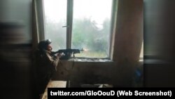 Боєць ЗСУ веде вогонь у перші дні створення плацдарму у Кринках, жовтень 2023 року