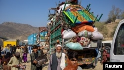 افغانستان ته تلونکي کډوال او ګاډي تورخم دروازې ته نېږدې ولاړ دي ـ د اکتوبر ۳۰مې انځور.