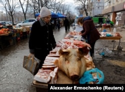 Ринок просто неба в окупованому Маріуполі, лютий 2023 року