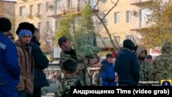 Трудові мігранти на вулиці в Маріуполі