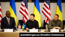Президент України Володимир Зеленський (посередині) під час засідання Контактної групи з питань оборони України у форматі «Рамштайн». Штаб-квартирі НАТО. Брюссель, Бельгія, 11 жовтня 2023 року 