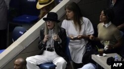 Даян Кийтън на финалния мач на тенис турнира US Open за жени на сингъл между Коко Гауф от САЩ и Арина Сабаленка от Беларус в Ню Йорк, септември 2023 г.
