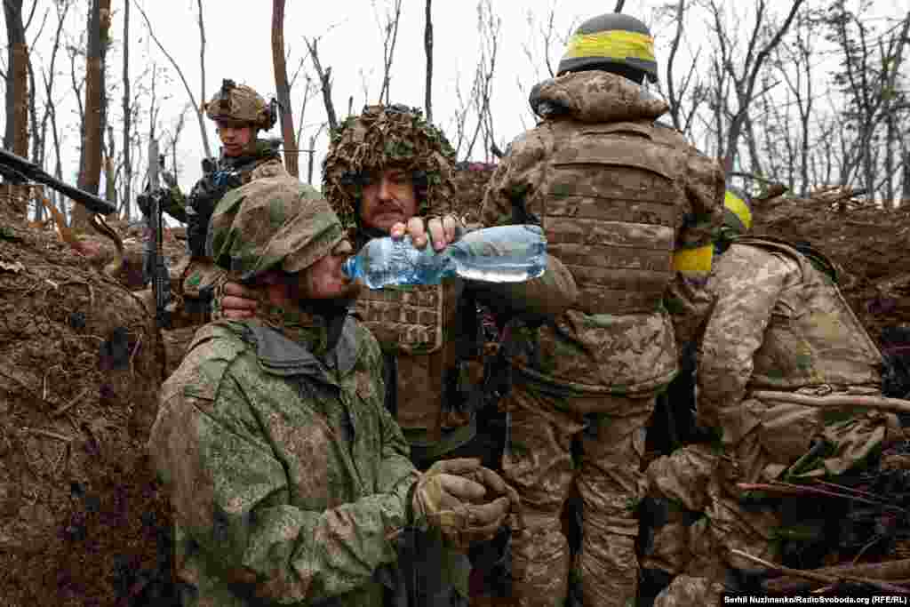 Військові 10-ї окремої гірсько-штурмової бригади &laquo;Едельвейс&raquo; під час штурму ворожих позицій взяли в полон військового російської армії. За словами полоненого, їм чотири дні не привозили їжу й воду на позиції. Район Бахмута, 11 травня 2023 року