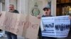Ispred Vrhovnog suda demonstranti su držali transparente 'Politika o Ruandi mora biti zaustavljena', 'Prava azilanata su ljudska prava', 'Traženje sigurnosti nije zloičin', 'Ne kriminalizujte tražioce azila'. London, 15. novembar 2023.