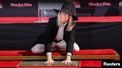 Даян Кийтън оставя своите отпечатъци по време на церемония в Лос Анджелис, Калифорния, 11 август 2022 г.