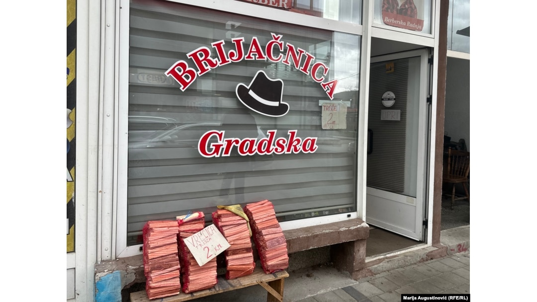 Brijačnica u Gornjem Vakufu/Uskoplju koja služi da prodaju drva za ogrjev.