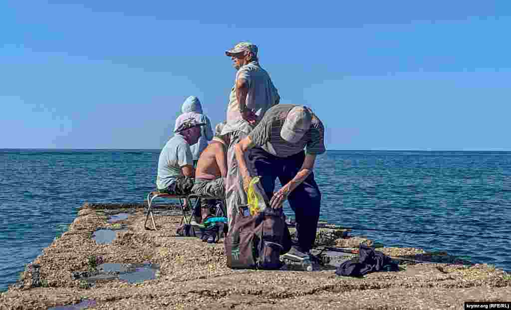 Yerli pensioner balıqçılarğa ne satıcılar, ne kelgen turistler kerek &nbsp;