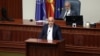 Премиерот Димитар Ковачевски на собраниска говорница, зад него претседателот на Собранието, Талат Џафери.