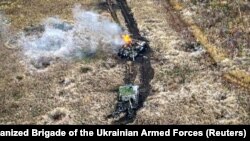 Підбиті російські танки біля міста Вугледару на Донеччині. Світлину оприлюднила 5 листопада пресслужба 72-ї окремої механізованої бригади ЗСУ імені Чорних Запорожців