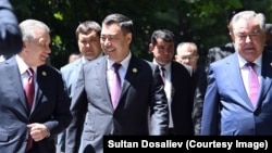 Çepden saga: Şawkat Mirziýoýew, Sadyr Žaparow we Emomali Rahmon. 2022-nji ýylyň iýul aýy. 