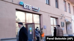 Черга до банкомату в Москві – росіяни намагаються отримати свої гроші, побоюючись запровадження обмежень, лютий 2022 року