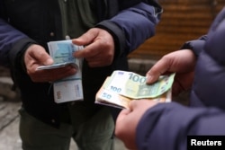 Trgovac valutama broji iranske rijale u Teheranu, 9. februara.