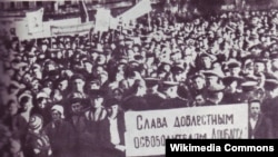 Митинг в Сталино (ныне Донецк) после освобождения города Красной армией. 8 сентября 1943. Фото (предположительно) Эммануила Евзерихина.