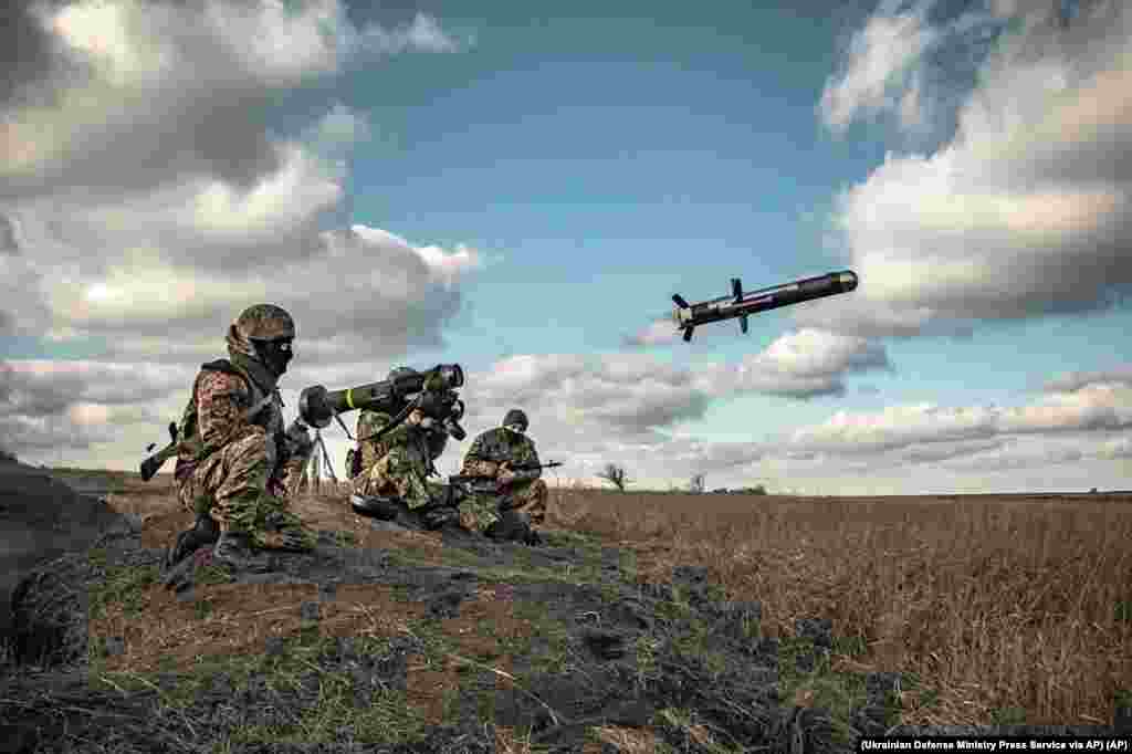 Ракеты Javelin Сначала это оружие считалось одним из ключевых в борьбе с российской бронетехникой, но из-за стоимости более 200 000 долларов за ракету «Джавелины» начали заменять на гораздо более дешевый вид вооружения – FPV-дроны. С начала 2022 года близко половины американских запасов, около 25 000 «Джавелинов», были отправлены в Украину. Значительная часть пакета военной помощи, о котором было объявлено 30 декабря, не конкретизирована, включая «средства связи, обучения, программное обеспечение, одежду и индивидуальное снаряжение»