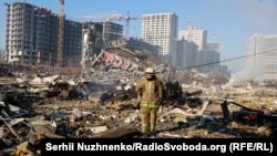 90,5 мільярда доларів складають втрати цивільного населення, в тому числі 10 мільйонів квадратних метрів втраченого житла, 200 тисяч автомобілів