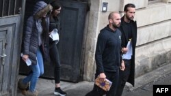 Андрю Тейт се появи в Апелативния съд в Букурещ при обжалването на мярката за задържане с книга, приличаща на Корана. Той и брат му Тристан бяха закопчани един за друг с белезници.