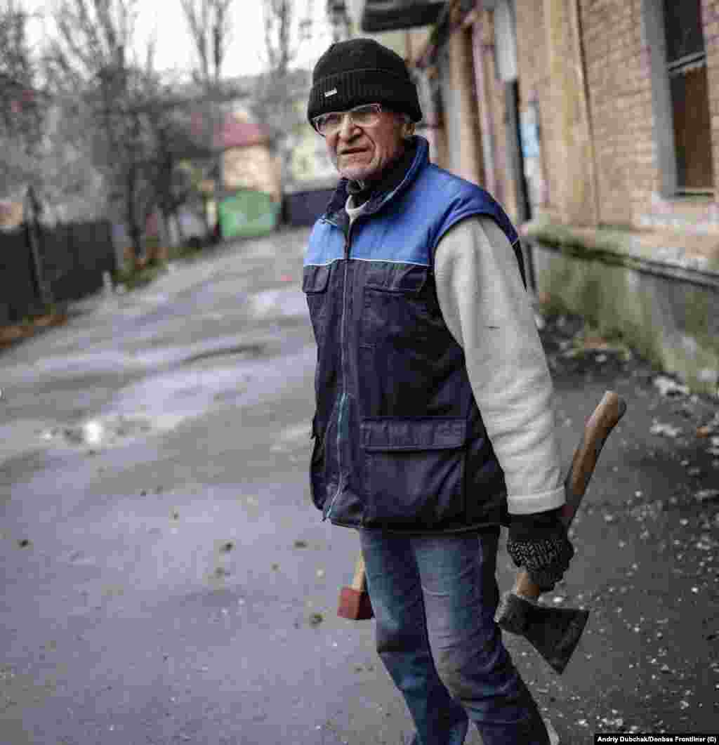Місцевий житель із сокирами. Бахмутяни використовують дерева для опалення та приготування їжі. Андрій Дубчак повідомляє, що вибухи в центрі Бахмута чути «щохвилини»