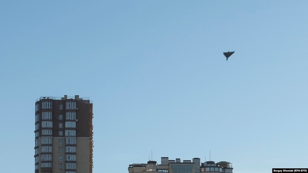 Dron leti iznad Kijeva, 17. oktobar 2022.
