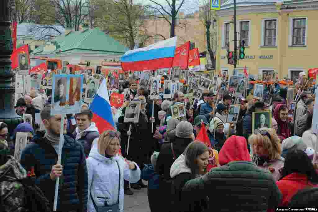 Шествие "Бессмертного полка" в Петербурге. По официальным данным администрации города, в акции приняли участие "более миллиона" человек