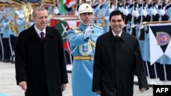Türkiýäniň prezidenti Rejep Taýýip Erdogan (çepde) bilen Türkmenistanyň prezidenti Gurbanguly Berdimuhamedow (sagda) 