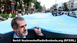 Refat Çubarov Qırımtatar bayraq kününde, 2017 senesi iyünniñ 26-sı