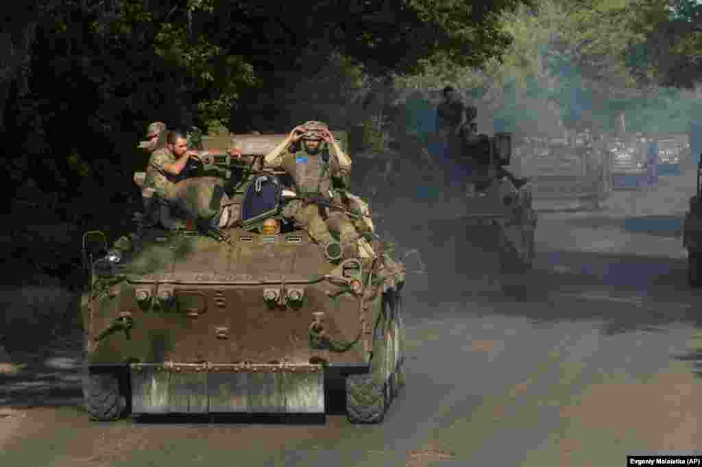Колона української бронетехніки на околицях Мар'їнки в червні 2015 року
