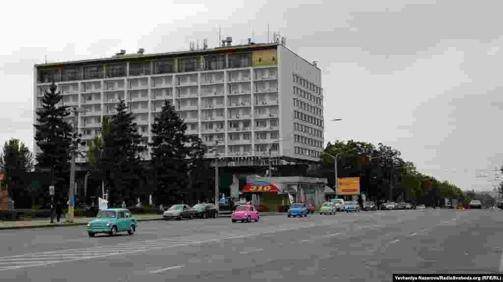 Учасники святкування ювілею «запорожця проїхалися центральним проспектом Запоріжжя