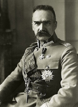 Юзеф Пілсудський (1867–1935) – польський політичний і державний діяч, перший голова відродженої польської держави. Засновник польської армії, маршал Польщі