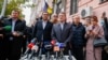 На запитання журналістів, чи готовий він до арешту, Віктор Медведчук попросив «не хвилюватися»
