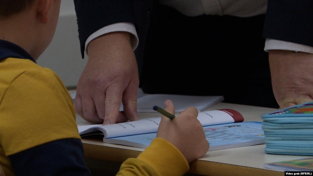 Škola u Sarajevu, učenik i nastavnik na času, 8. oktrobar 2021.