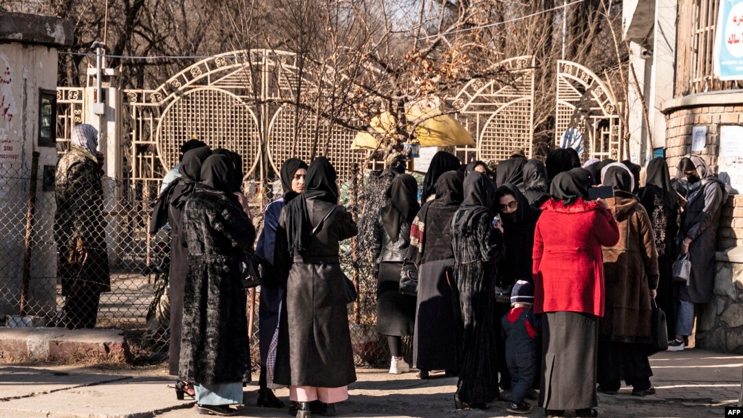 دختران افغان مقابل دانشگاه کابل