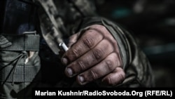 Руки солдата. Лінія фронту, Донецька область. Війна Росії проти України